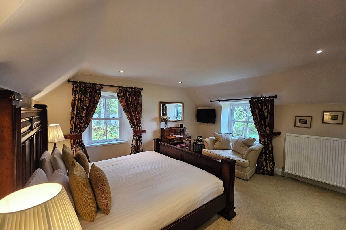 cosy loch room | 1 bedroom, individually decorated, individually furnished, desk