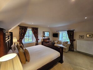Cosy Loch Room | Individually decorated, individually furnished, desk, soundproofing