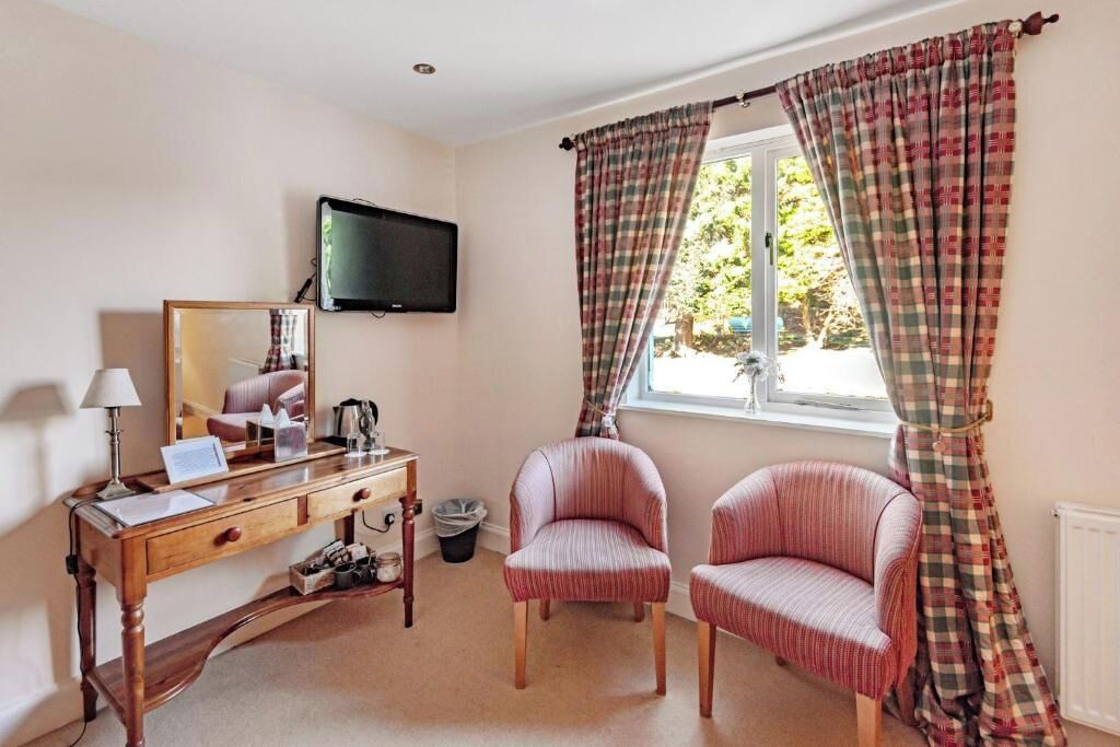 cosy king room | living area | 42-inch flat-screen tv with satellite channels