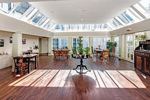 Serveert ontbijt, lunch en diner