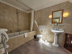 A bathroom with a bathtub, toilet, and sink. - Taychreggan, Signature Collection by Eight Continents (Taynuilt)