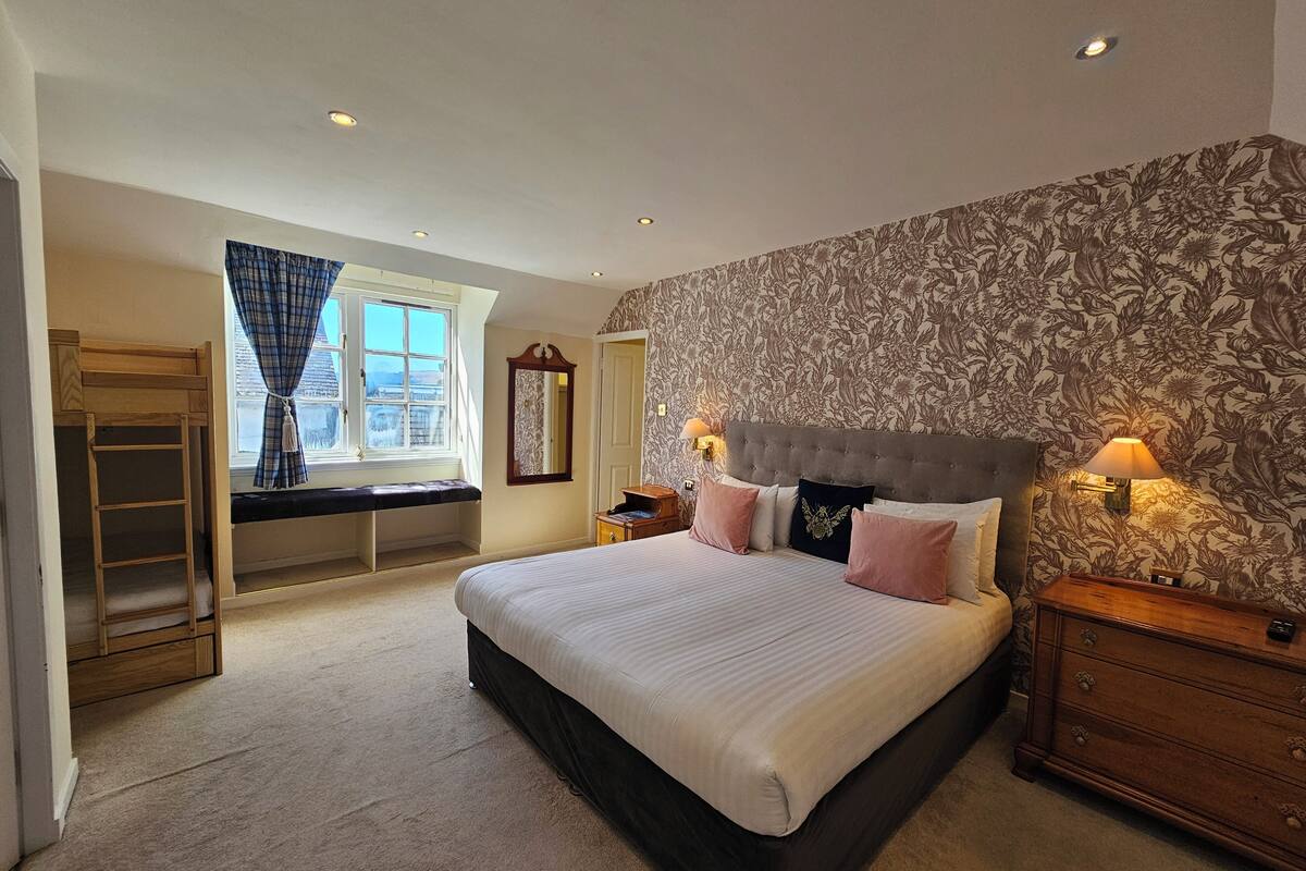 1 bedroom, individually decorated, individually furnished, desk