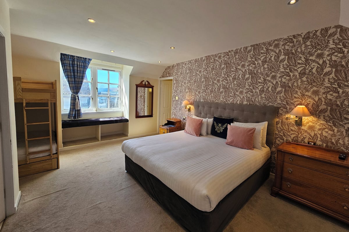 1 bedroom, individually decorated, individually furnished, desk