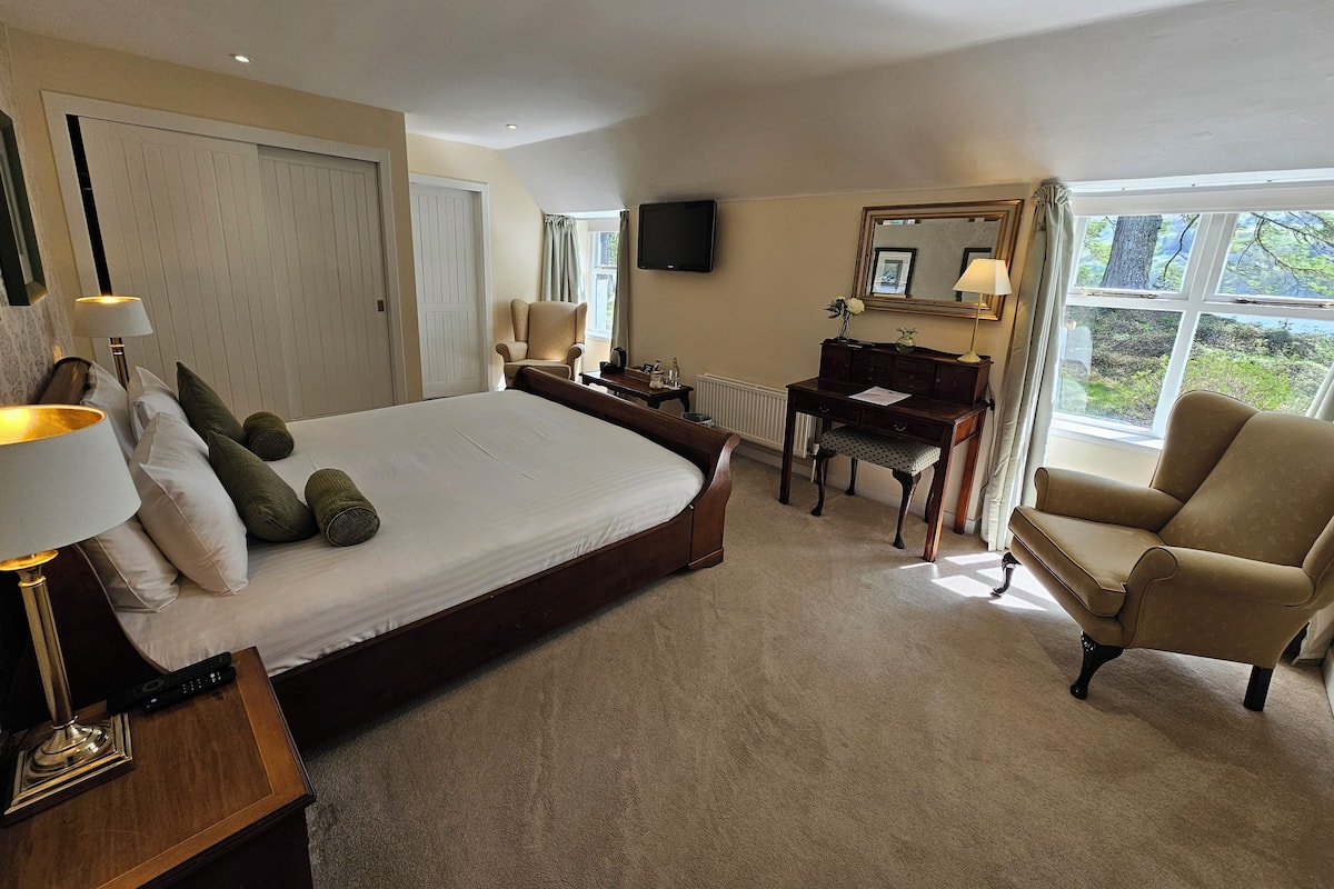 1 bedroom, individually decorated, individually furnished, desk