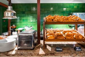 Frokostbuffé hver dag (EUR 25 per person)