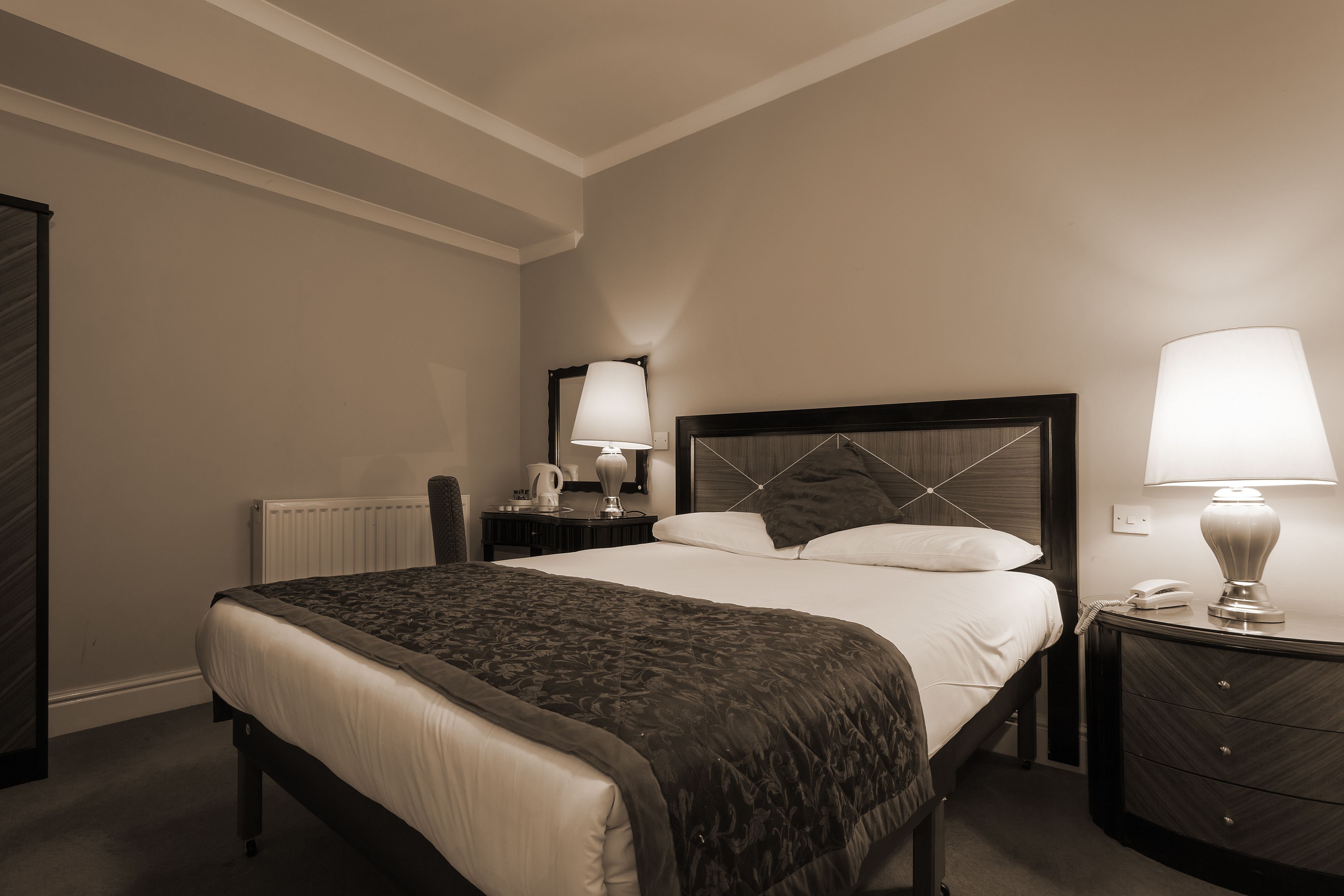 غرفة مزدوجة | خزنة داخل الغرفة ومكتب ومكواة/لوح كي وأسرّة أطفال/رضّع (مجانًا)