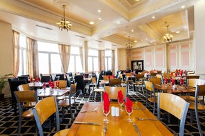 Breakfast, lunch and dinner served - Royal Albion Hotel (Brighton)