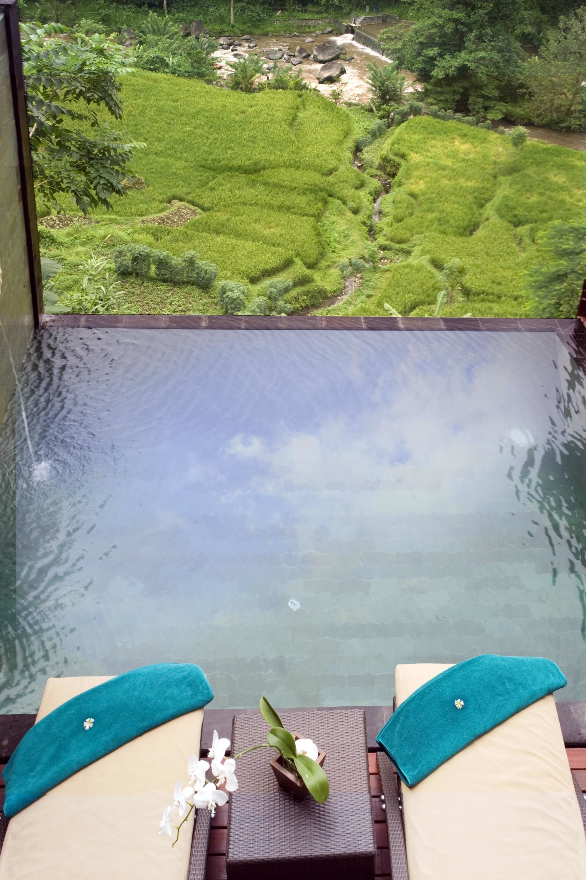 Piscina privativa com vista para campos em socalcos.