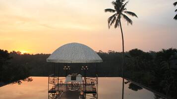 3 restauranter, frokost, lunsj og middag serveres, indonesiske retter