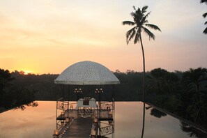 3 間餐廳；供應早餐、午餐、晚餐；印尼菜