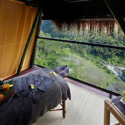 Couples treatment rooms, sauna, steam room, body treatments