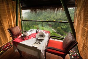 3 restaurantes, se sirven desayunos, comidas, cenas y cocina indonesia
