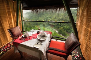3 restaurantes, se sirven desayunos, comidas, cenas y cocina indonesia