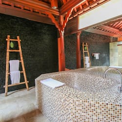 Villa (Duplex) | Baño | Tina, tina profunda, amenidades de baño gratuitas, secadora de cabello