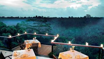 3 restauranter, frokost, lunsj og middag serveres, indonesiske retter