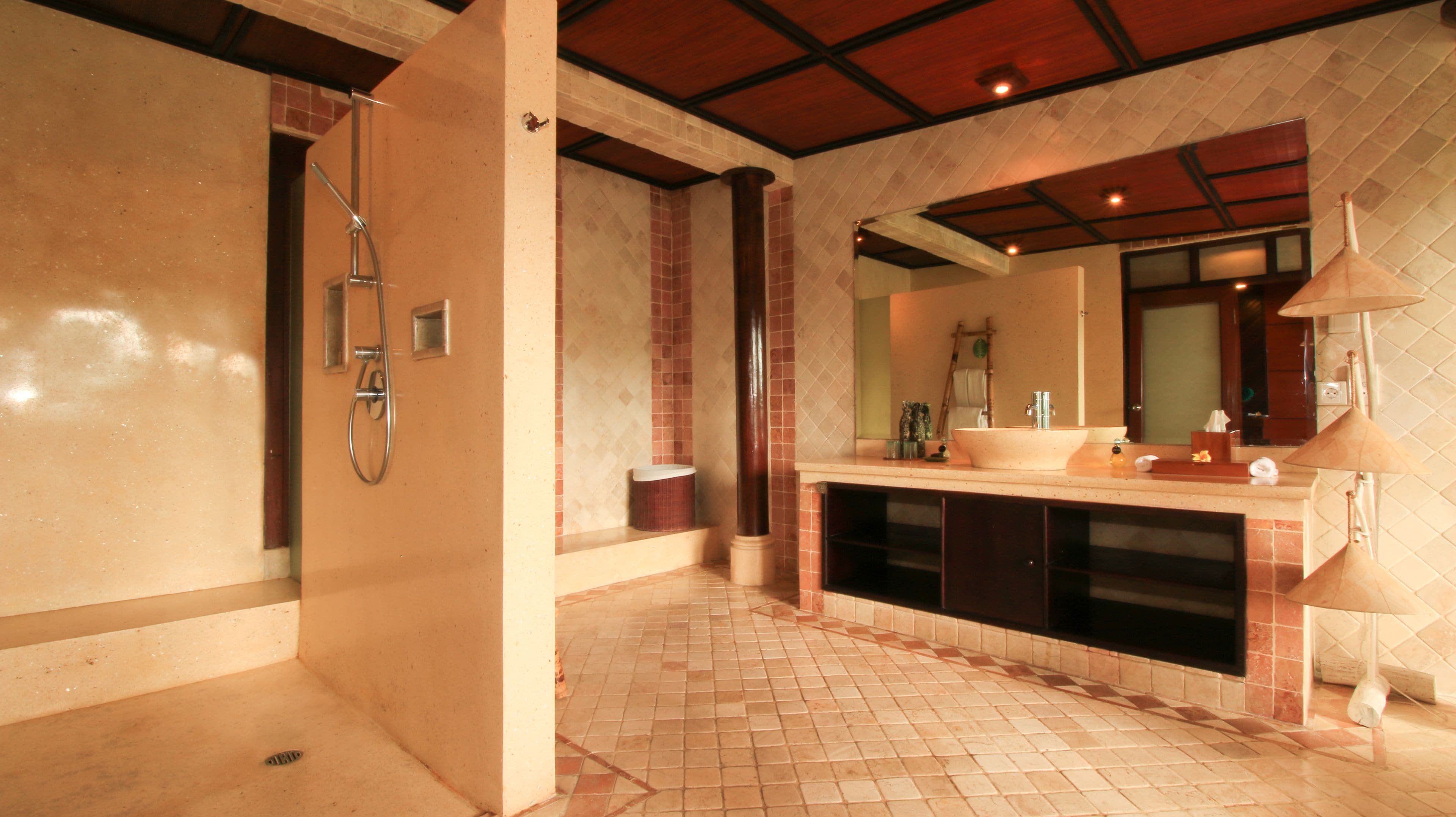 bathtub, deep-soaking bathtub, free toiletries, hair dryer