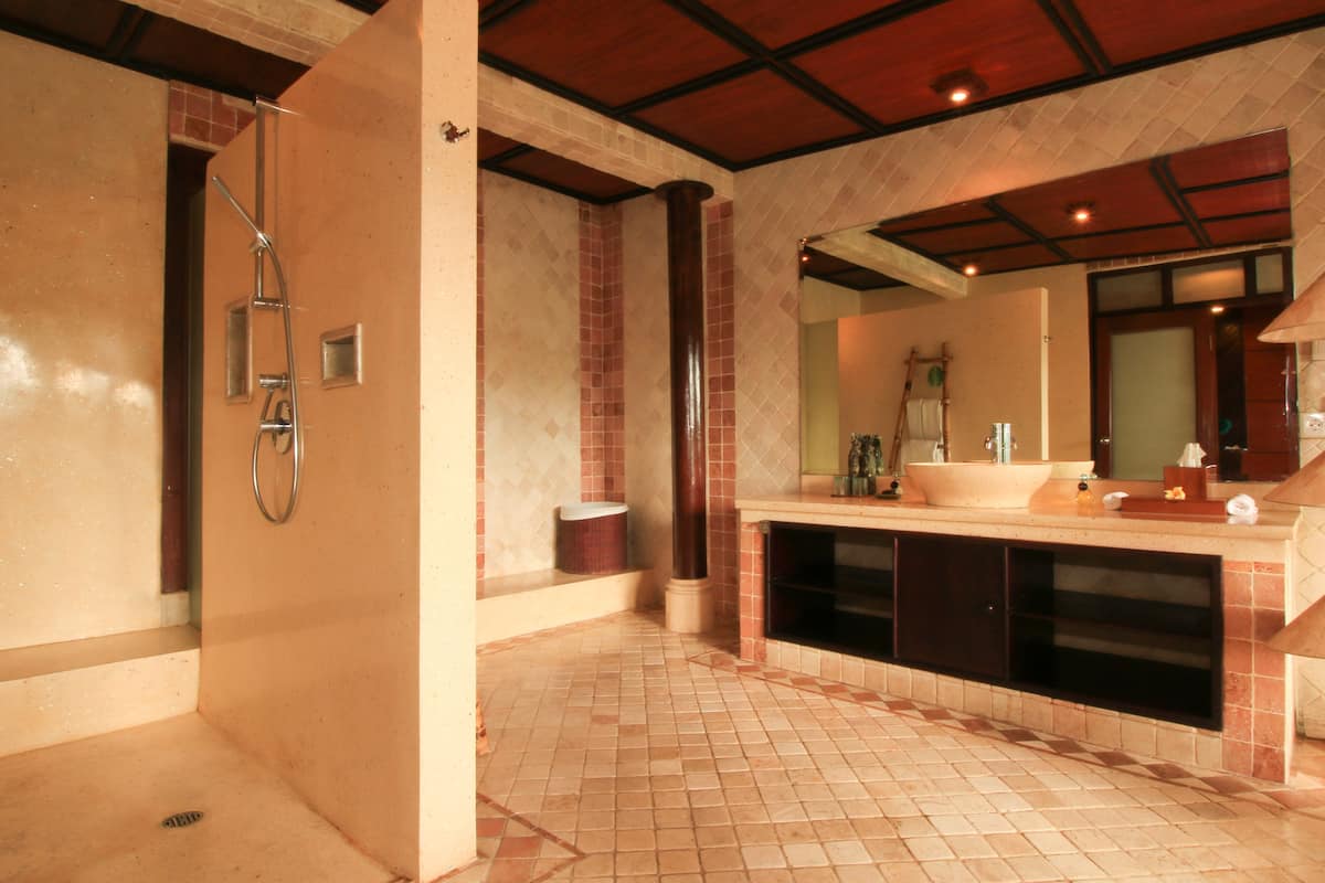 bathtub, deep-soaking bathtub, free toiletries, hair dryer