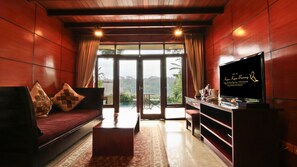 Duplex Pool Villa | Salle de séjour | Téléviseur de 32 po avec chaînes spécialisées