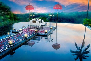 3 restaurants, breakfast, lunch, dinner served; Indonesian cuisine 