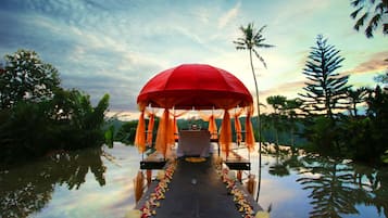 3 restaurants, breakfast, lunch, dinner served; Indonesian cuisine