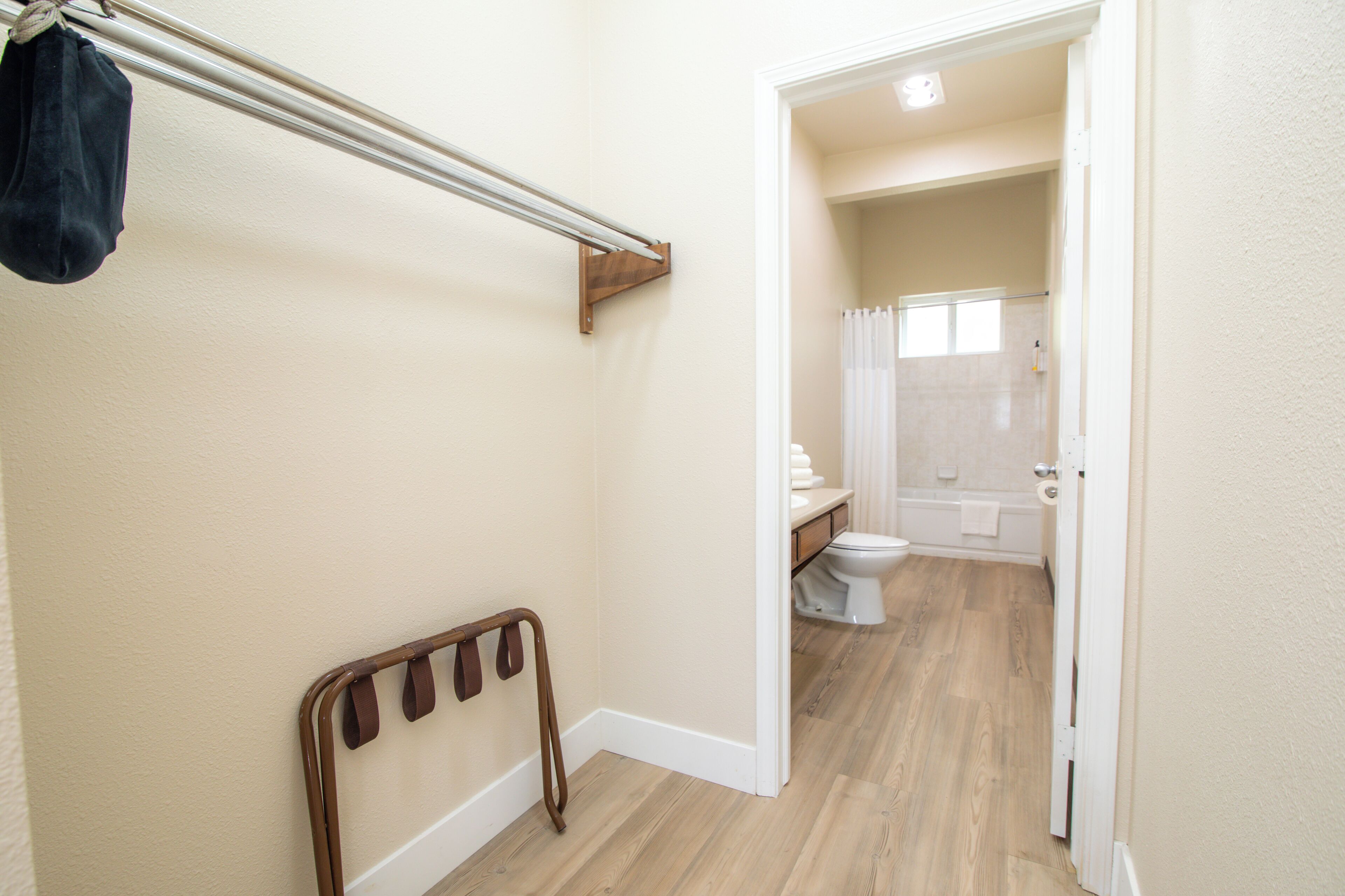 Combined shower/bathtub, free toiletries, towels