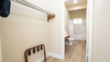 Combined shower/tub, free toiletries, towels