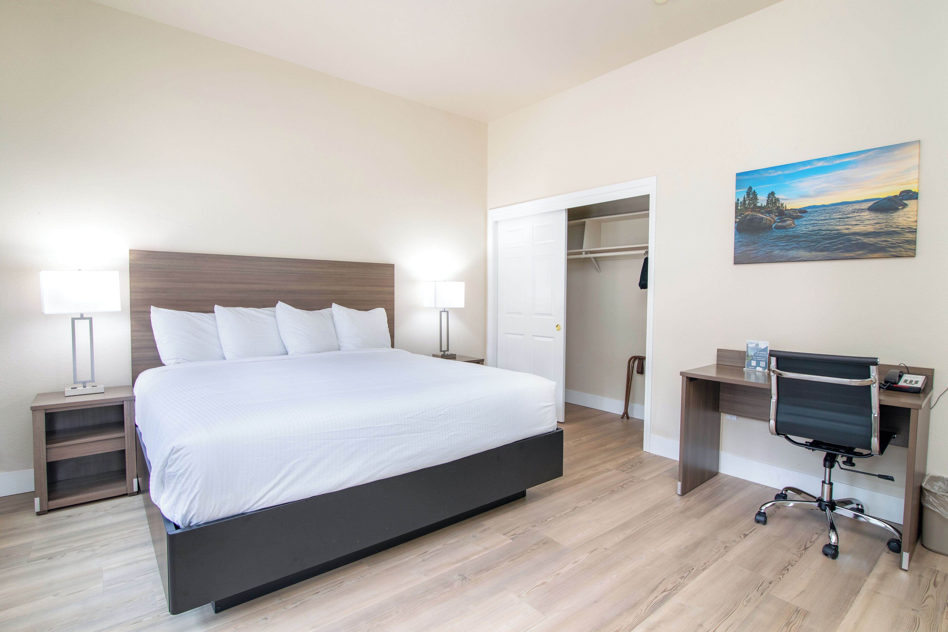 Studio Suite Deluks, 1 Tempat Tidur King, lemari es & microwave, pemandangan kebun | Meja kerja, ruang kerja ramah laptop, kedap suara, dan Wi-Fi gratis