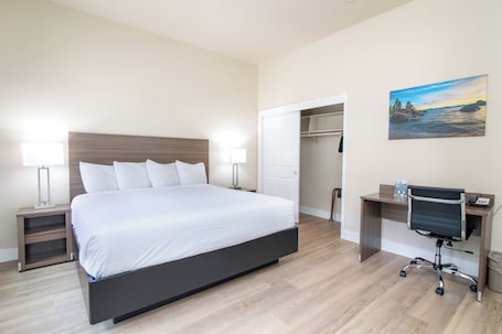 Deluxe Studio Suite, 1 King Bed, Refrigerator & Microwave, Garden View | Desk, laptop workspace, soundproofing, free WiFi