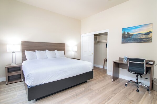 Deluxe-studiosuite - 1 kingsize-seng - køleskab og mikrobølgeovn - udsigt til have | Skrivebord, arbejdsområde til bærbare computere, lydisolering