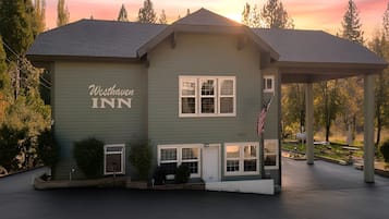 Vista frontal de la propiedad