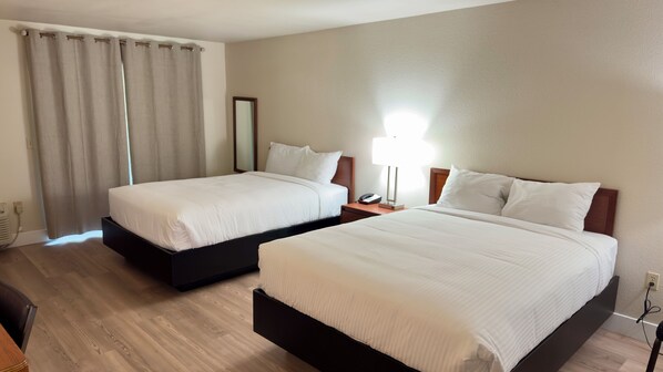 Una scrivania, postazione laptop, insonorizzazione, Wi-Fi gratuito