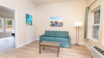 Bàn, khu vực làm việc phù hợp cho laptop, phòng cách âm