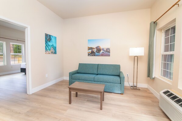 Desk, laptop workspace, soundproofing, free WiFi - Westhaven Inn Pollock Pines (Pollock Pines)