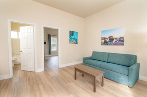 Escritorio y espacio para trabajar con laptop 