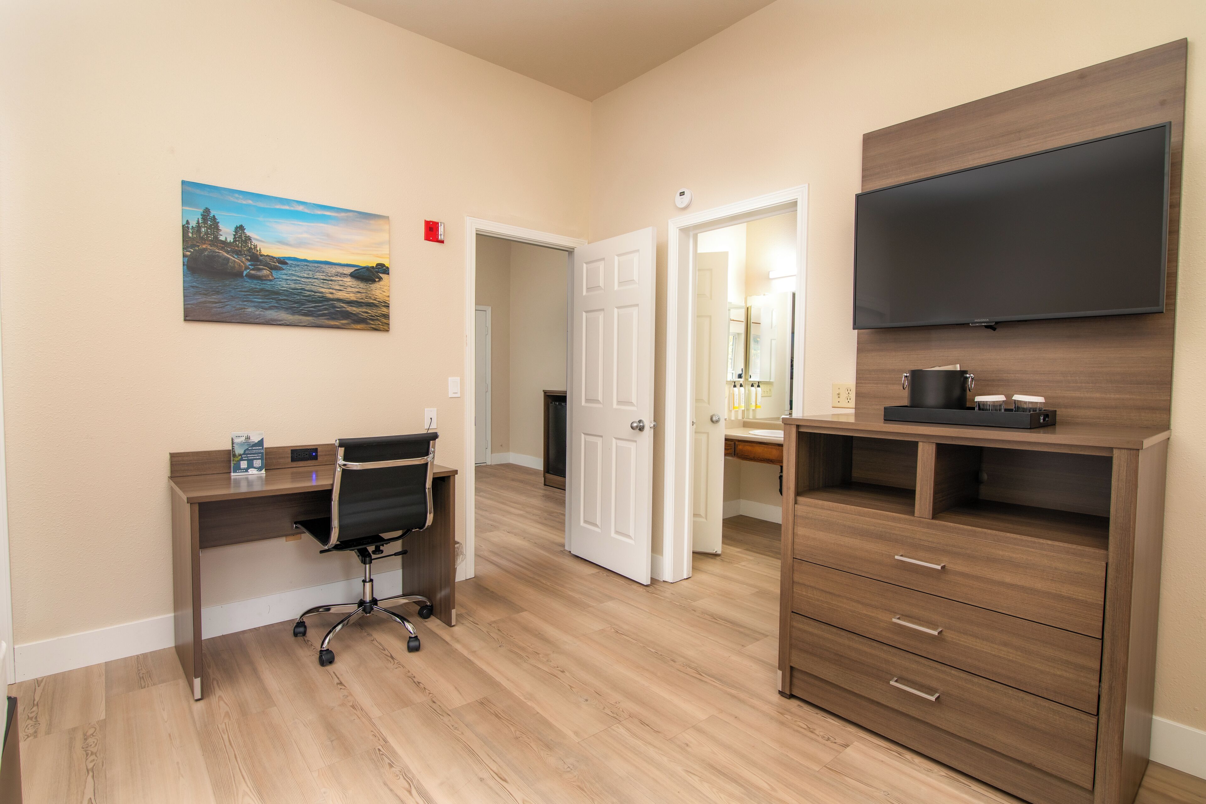 Deluxe Studio Suite, 1 King Bed, Refrigerator & Microwave, Garden View