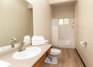 Een bad/douchecombinatie, gratis toiletartikelen, handdoeken