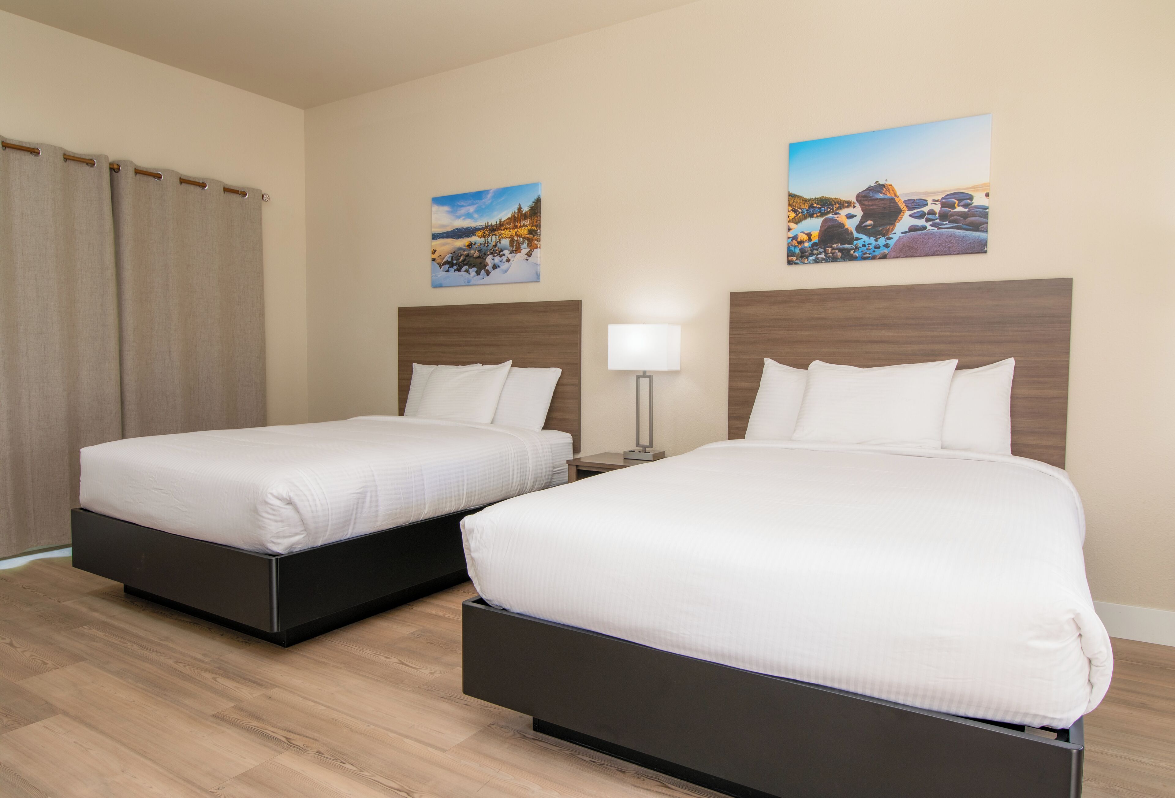 Dos camas individuales con cabeceros de madera en una habitación de hotel.