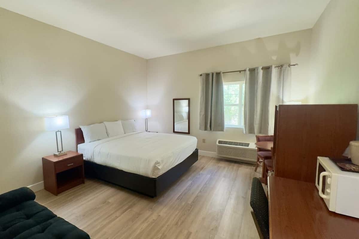 Standard Single Room, Garden View | 1 bilik tidur, meja, ruang kerja komputer riba, kalis bunyi