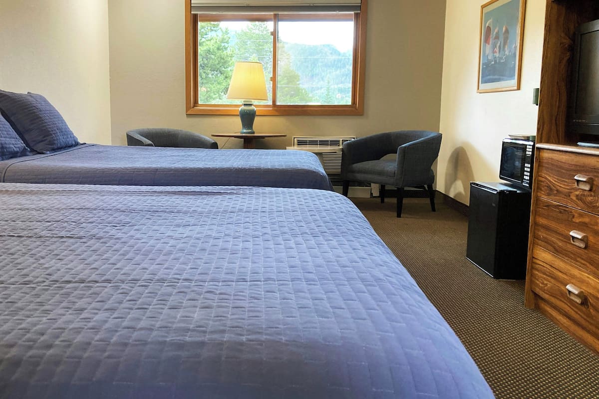スタンダード ルーム クイーンベッド 2 台 冷蔵庫 & 電子レンジ (2 Queen Beds Mountain View Nonsmoking) | デスク、アイロン / アイロン台、WiFi (無料)、アラーム付き時計