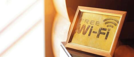 Un letrero enmarcado que dice 'Wi-Fi GRATIS' e incluye el símbolo de Wi-Fi.