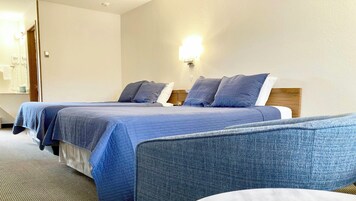 Escritorio, tabla de planchar con plancha, wifi gratis y ropa de cama 