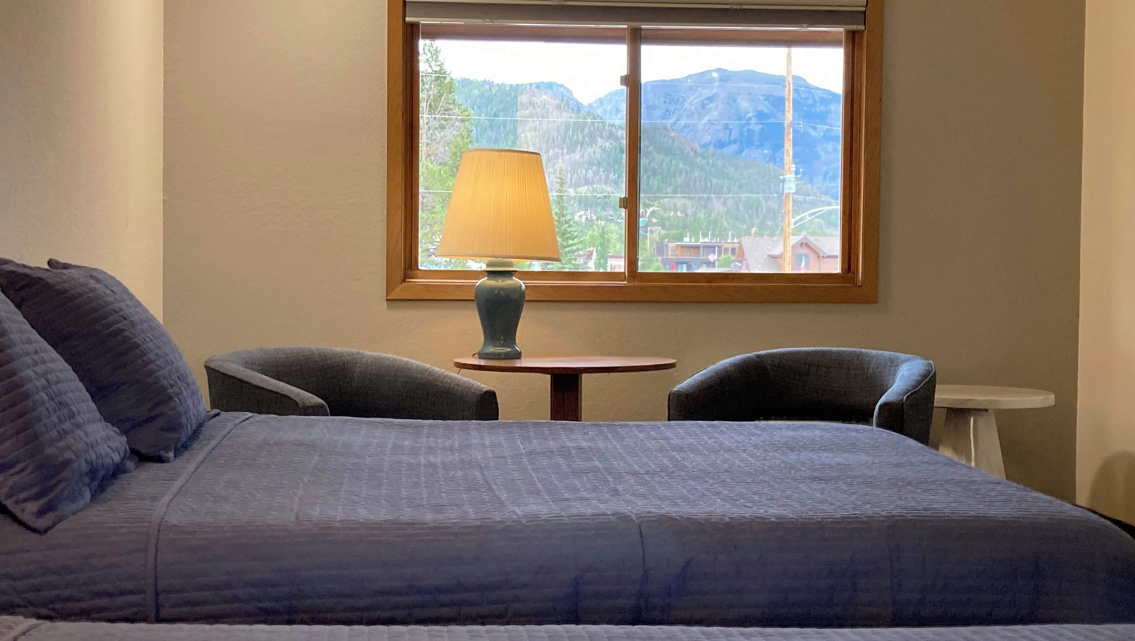 Standard Room, 1 King Bed, Non Smoking, Mountain View