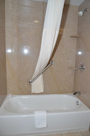 Combined shower/tub, free toiletries, hair dryer, towels