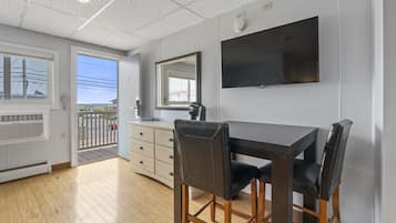 Deluxe King Room with Full Kitchen & Futon | Iron/ironing board, free WiFi, bed sheets, wheelchair access