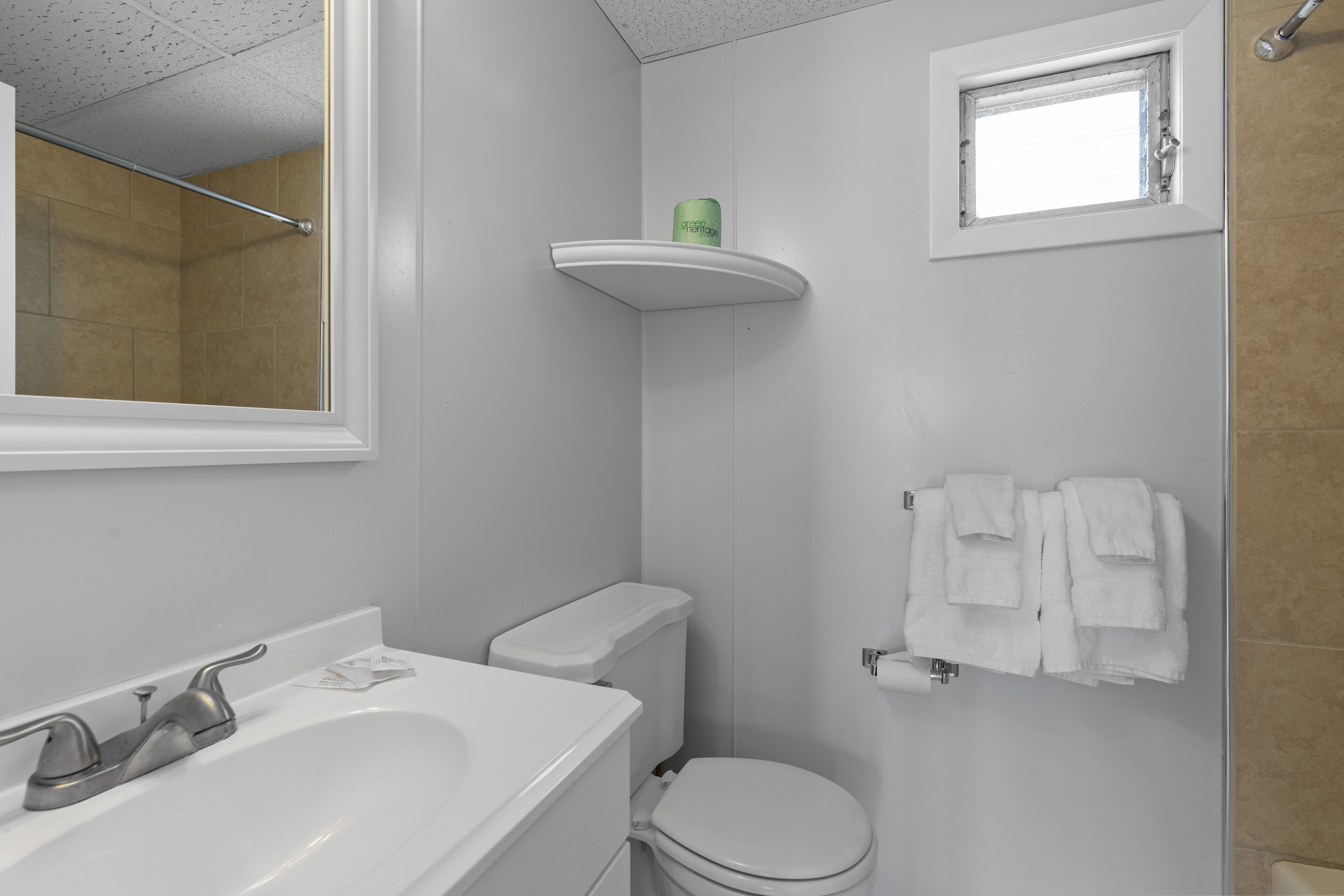 Ein Badezimmer mit Waschbecken, Toilette und Handtuchhalter.