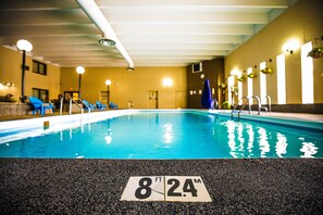 Una piscina techada, una piscina al aire libre