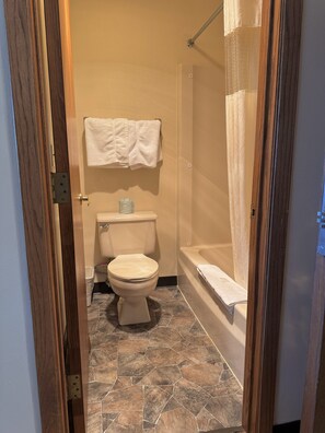 One queen bed non smoking | Bathroom | Combined shower/tub, towels