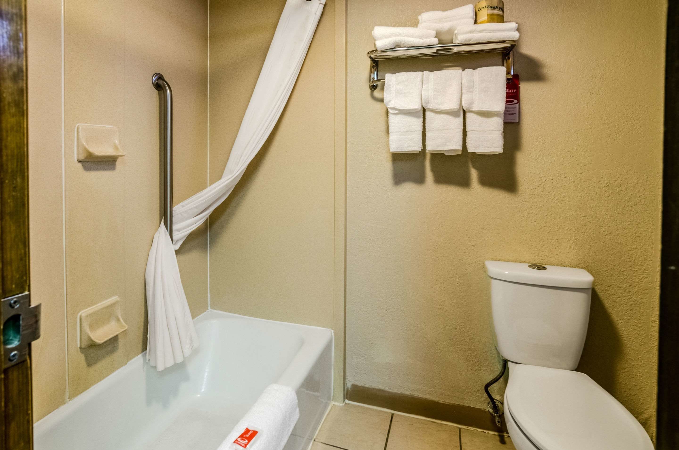 Habitación estándar, 1 cama King size, para no fumadores | Baño | Tina con regadera, amenidades de baño gratuitas, secadora de cabello 