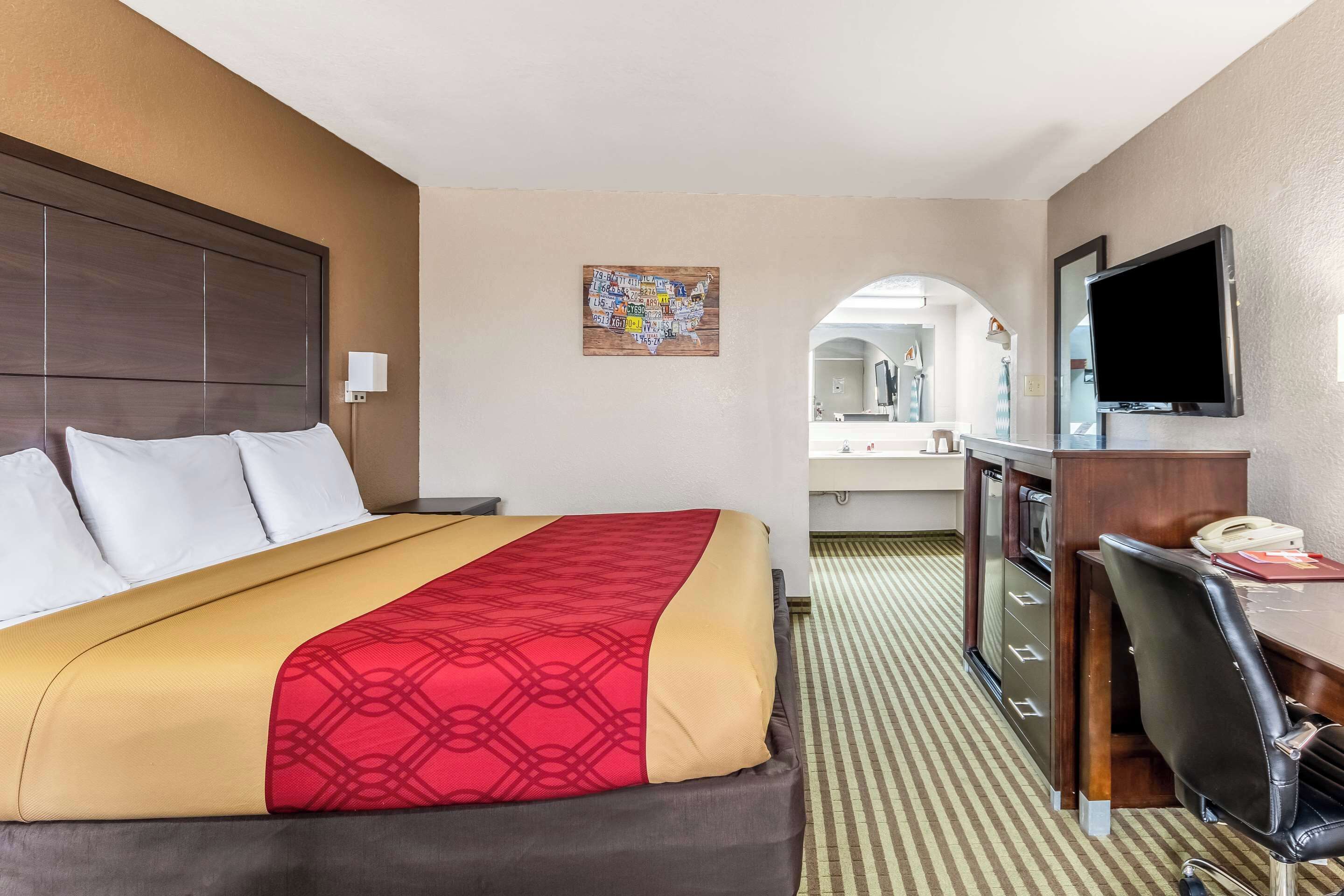 standard room, 1 king bed, non smoking | pillow-top beds, desk, iron/ironing board, rollaway beds