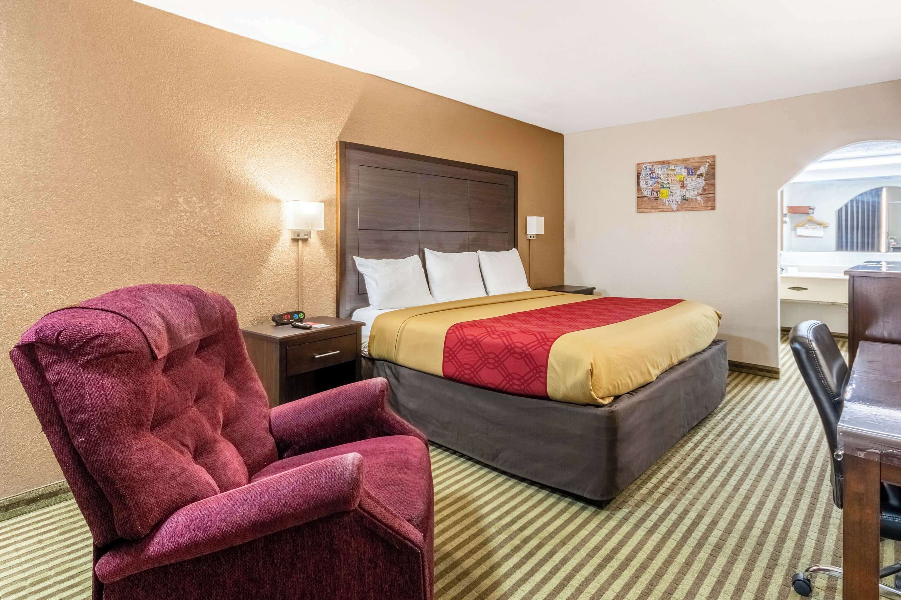 standard room, 1 king bed, non smoking | pillow-top beds, desk, iron/ironing board, rollaway beds